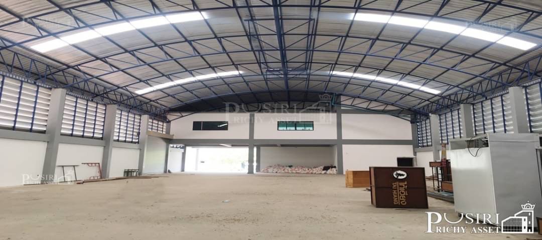 โรงงานสวยสไตล์โมเดิร์น 1 ไร่ เงียบสงบอยู่หลังสุดท้าย บรรยากาศดี ด้านข้างติดคลองพร้อมเขื่อนและรั้วคอนกรีต เดินทางสะดวกใกล้ทั้ง ถ.เศรษฐกิจ  สายใยรัก