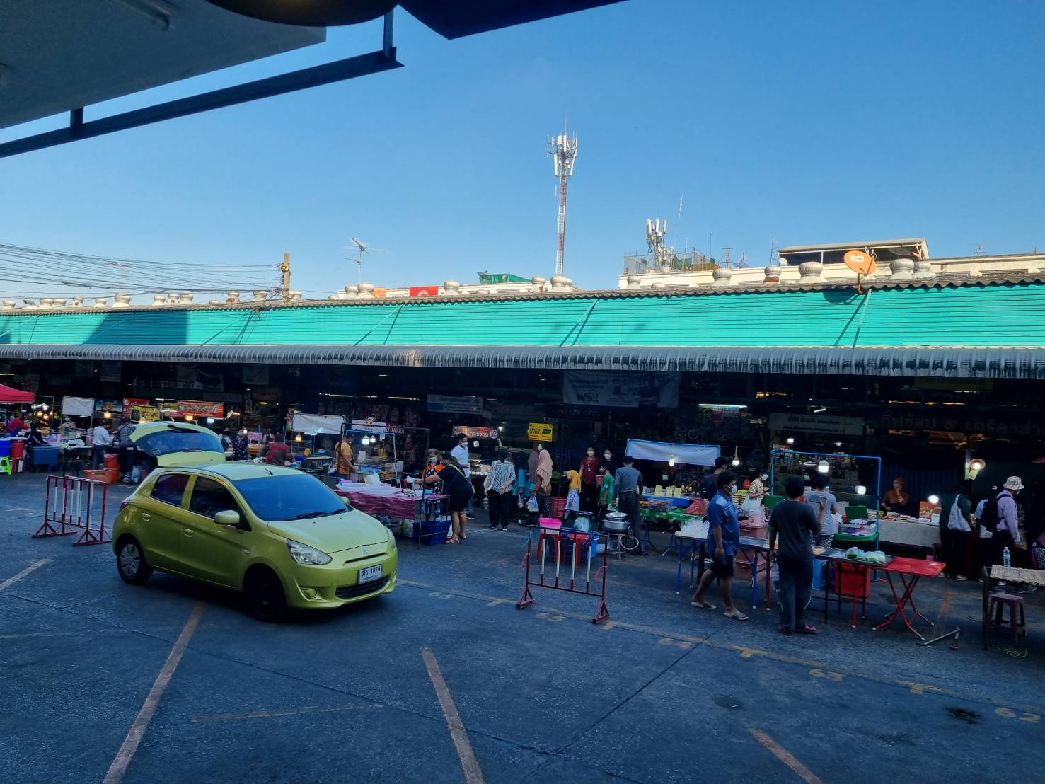 ขายด่วน ตึกแถว อาคารพาณิชย์ 4 ชั้นครึ่ง 1 คูหา ในตลาดมีนบุรี 