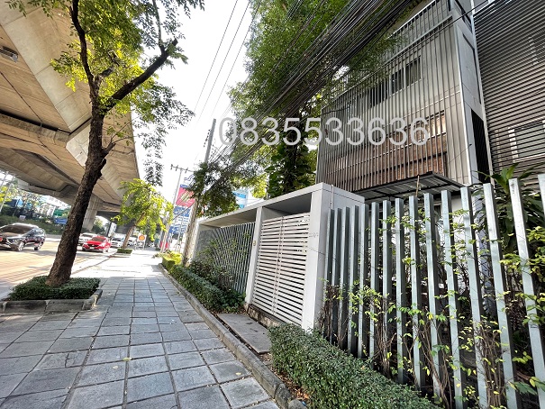 ให้เช่าตึกแถว อาคารพาณิชย์4ชั้น หลังมุม ติดถนนใหญ่พระราม9 จอดรถได้เยอะ เดินทางสะดวกมาก โทร. 093-989-6569
