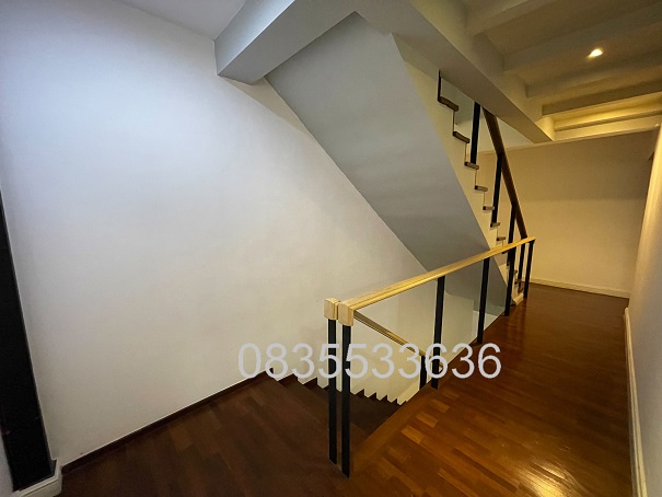 ให้เช่าตึกแถว อาคารพาณิชย์4ชั้น หลังมุม ติดถนนใหญ่พระราม9 จอดรถได้เยอะ เดินทางสะดวกมาก โทร. 093-989-6569