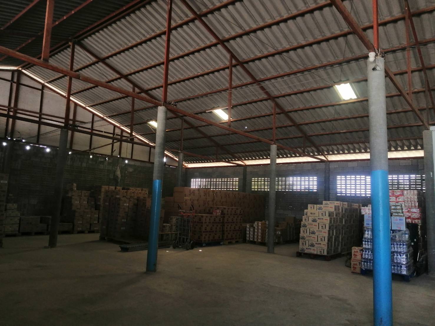 ให้เช่าโกดังด่วน พิ้นที่1ไร่กว่า อยู่ติดถนนใหญ่ ตัวโกดังกว้าง15x20เมตร จอดรถได้สะดวก อยู่ อ.บางเลน จ.นครปฐม ให้เช่า 29,000 /เดือน