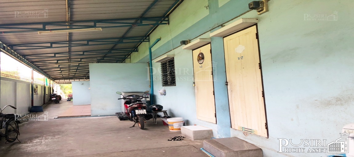 โรงงานพื้นอีพ็อกซี่ใหญ่เกือบ 3 ไร่ พื้นที่ใช้สอย 4,400 ตร.ม. พร้อมออฟฟิศ ห้องพักคนงาน และพื้นที่ด้านหลังที่สามารถต่อเติมได้ ใกล้คลองสี่วา 500 ม. 