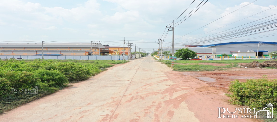 ที่สวย 608 วา ติดถนน 2 ด้าน ถนนกว้างสะดวก แวดล้อมด้วยโรงงานด้วยกัน 