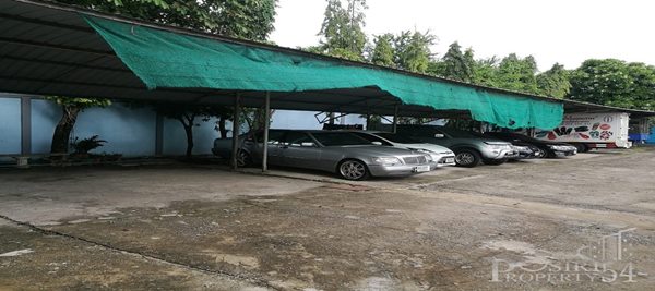  โรงงาน ตั้งอยู่บนเนื้อที่ขนาด 5ไร่ หันหน้าทางทิศตะวันออก ประตูด้านหน้ากว้าง 7เมตร สูง 2.5 เมตร สะดวกต่อการขนส่งสินค้าเข้าและออก ตัวโรงงานแบ่งออกเป็น 3 หลัง