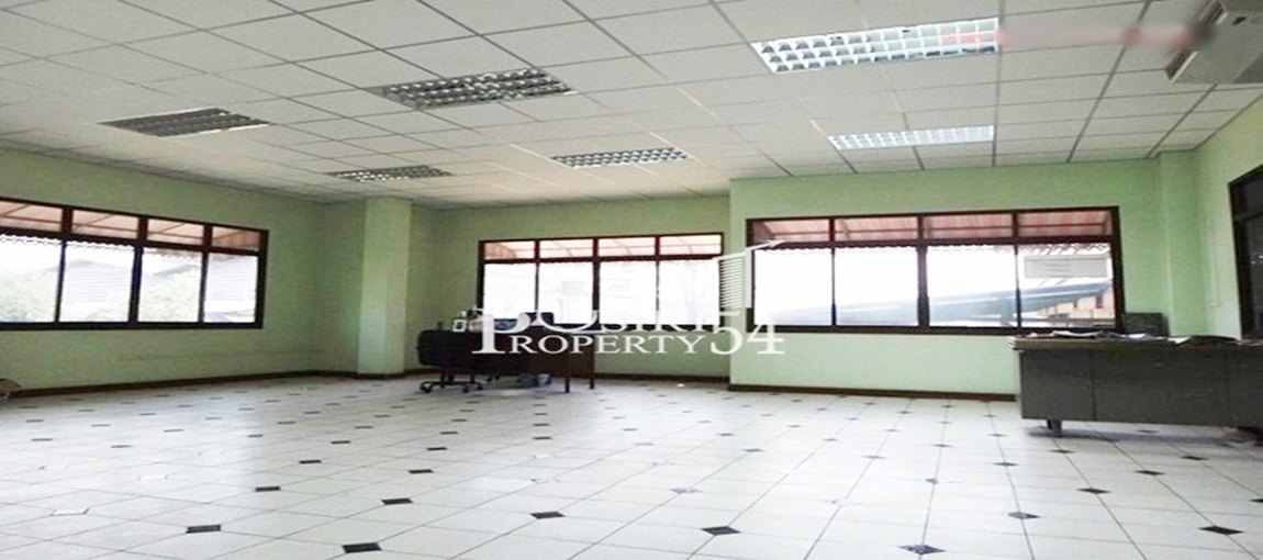 ลดต้นทุนและสร้างรายได้อย่างถูกกฎหมาย ด้วยโรงงาน 2 ไร่ ในราคาโปรโมชั่น ให้รถสินค้าเข้าสะดวกขึ้น วางของหนักได้ ง่ายต่อการเคลื่อนย้ายเครื่องจักรและสินค้าหนัก ใกล้ถนนเอกชัย - KK1102S