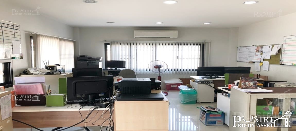 โรงงาน 2 ชั้น 361 วา สภาพใหม่กิ๊บๆ พื้นที่ใช้สอย 1,200 ตร.ม. สาธารณูปโภคครบ จับจ่ายใช้สอยง่าย ใกล้ ถ.เศรษฐกิจ
