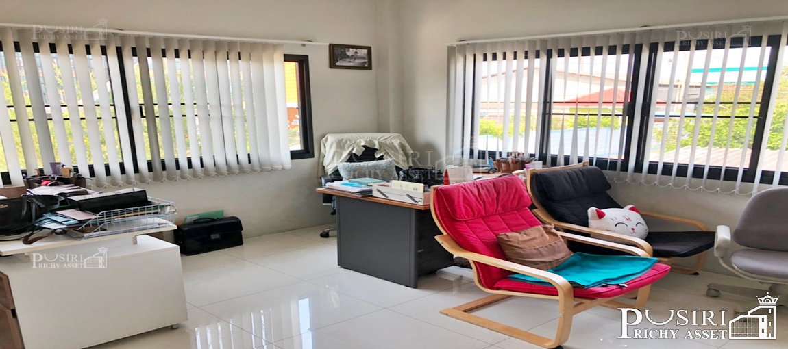 โรงงาน 2 ชั้น 361 วา สภาพใหม่กิ๊บๆ พื้นที่ใช้สอย 1,200 ตร.ม. สาธารณูปโภคครบ จับจ่ายใช้สอยง่าย ใกล้ ถ.เศรษฐกิจ