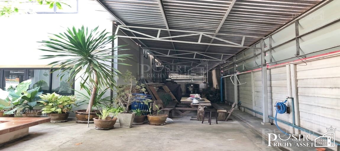 โรงงาน 2 ชั้น 361 วา สภาพใหม่กิ๊บๆ พื้นที่ใช้สอย 1,200 ตร.ม. สาธารณูปโภคครบ จับจ่ายใช้สอยง่าย ใกล้ ถ.เศรษฐกิจ