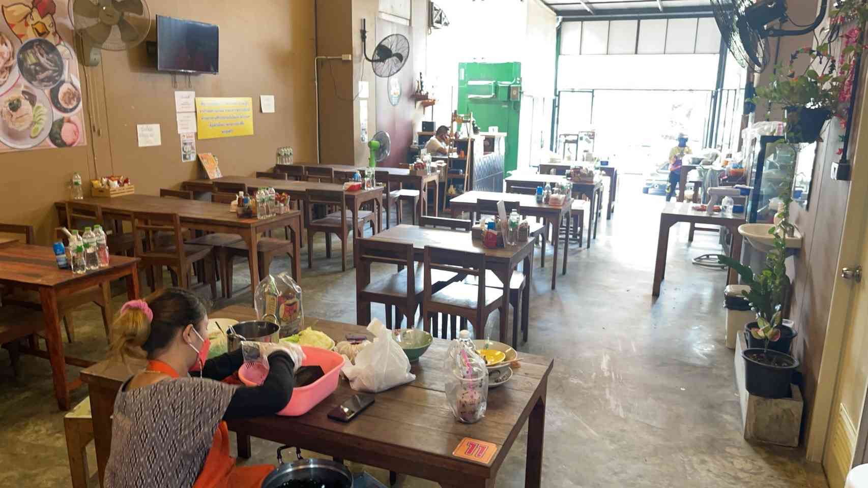 ปล่อยเซ้ง‼️ ร้านข้าวมันไก่ ก๋วยเตี๋ยวไก่และเครป ปากซอยกรุงเทพกรีฑา15  รอบข้างเป็นออฟฟิศ