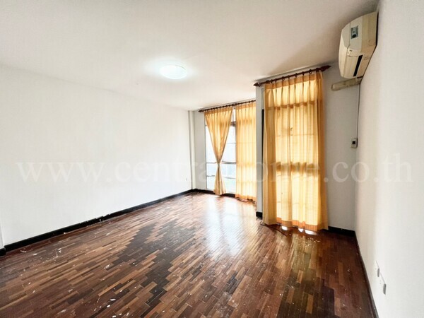 ทาวน์เฮ้าส์ หมู่บ้าน อู่ทอง เพลส 4 ซอย เปียร์นนท์ ลำลูกกา คลอง 3