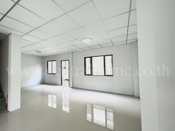 ทาวน์โฮม บ้านออมธนา บางบัวทอง - ไทรน้อย หลังมุม