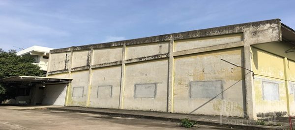 ไม่ต้องซื้อ เช่าก็ได้ โกดังใหญ่ 1,580 ตารางเมตร เดินทางสะดวก ใกล้กับ ถ.เพชรเกษม พร้อมพื้นจอดรถเยอะ และ ความปลอดภัยจาก รปภ. - KK2964R