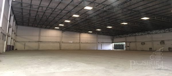 ไม่ต้องซื้อ เช่าก็ได้ โกดังใหญ่ 1,580 ตารางเมตร เดินทางสะดวก ใกล้กับ ถ.เพชรเกษม พร้อมพื้นจอดรถเยอะ และ ความปลอดภัยจาก รปภ. - KK2964R