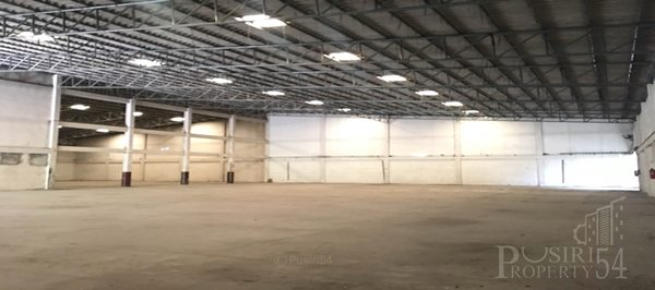 ไม่ต้องซื้อ เช่าก็ได้ โกดังใหญ่ 1,580 ตารางเมตร เดินทางสะดวก ใกล้กับ ถ.เพชรเกษม พร้อมพื้นจอดรถเยอะ และ ความปลอดภัยจาก รปภ. - KK2964R