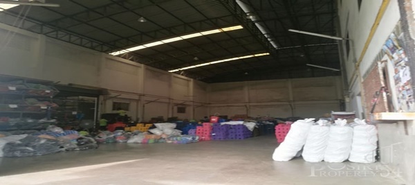 โรงงานตั้งอยู่บนเนื้อที่ขนาด 5ไร่ หันหน้าทางทิศตะวันออก ประตูด้านหน้ากว้าง 7เมตร สูง 2.5เมตร สะดวกต่อการขนส่งสินค้าเข้าออก ตัวโรงงานแบ่งเป็น 3 หลัง