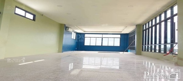 ขาย โรงงานสวยสไตล์โมเดิร์น 1ไร่ เงียบสงบ อยู่หลังสุดท้าย บรรยากาศดีด้านข้างติดคลอง พร้อมเขื่อนและรั้วคอนกรีต เดินทางสะดวกใกล้ทั้ง ถ.เศรษฐกิจ และ สายใยรัก - KK3241S