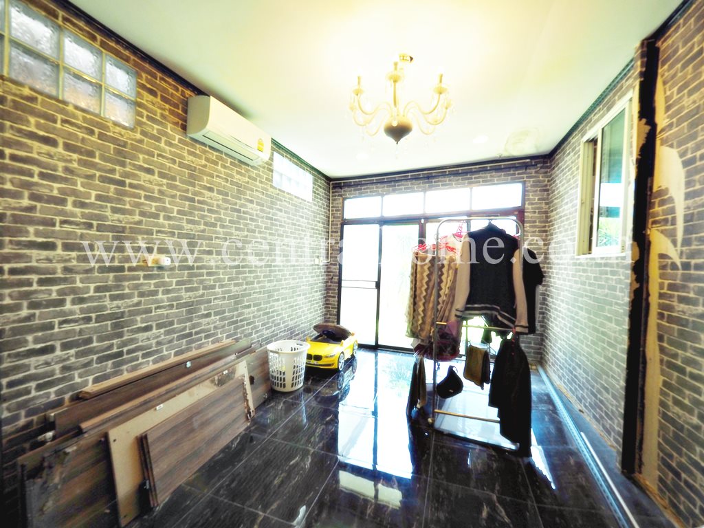 บ้านแฝด หมู่บ้าน กิตตินคร การ์เด้น วิลล์ บางพลี หน้าบ้านไม่ชนใคร