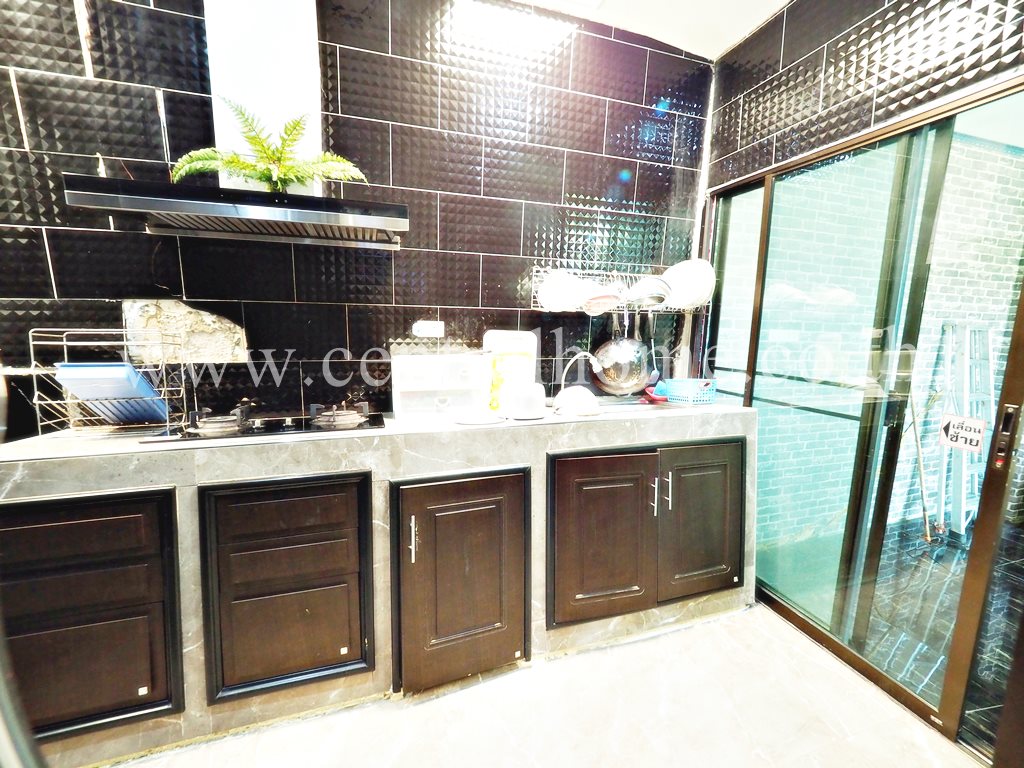 บ้านแฝด หมู่บ้าน กิตตินคร การ์เด้น วิลล์ บางพลี หน้าบ้านไม่ชนใคร