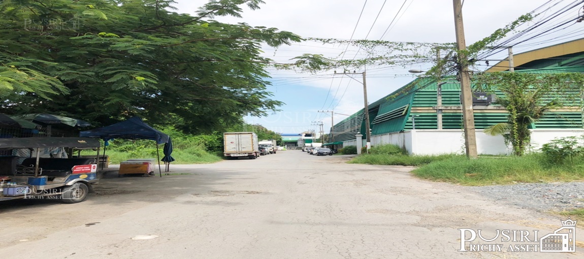 โรงงานพื้นอีพ็อกซี่ใหญ่เกือบ 3 ไร่ พื้นที่ใช้สอยกว่า 4,400 ตร.ม. พร้อมออฟฟิศ ห้องพักคนงาน และพื้นที่ด้านหลังที่สามารถต่อเติมได้ ใกล้คลองสี่วา 500 ม.
