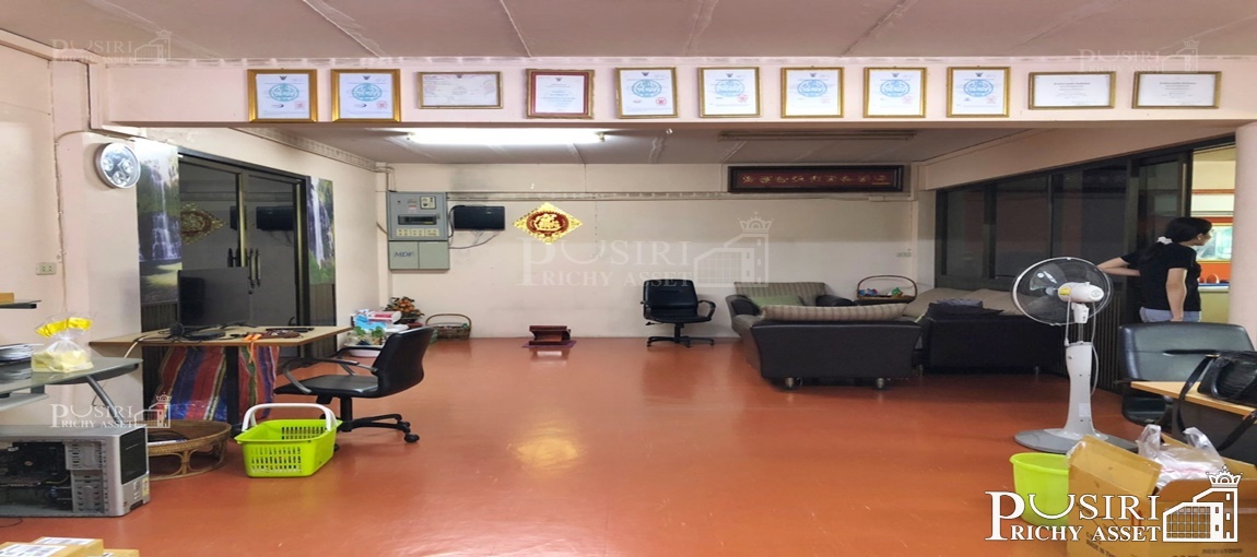 โรงงานพื้นอีพ็อกซี่ใหญ่เกือบ 3 ไร่ พื้นที่ใช้สอยกว่า 4,400 ตร.ม. พร้อมออฟฟิศ ห้องพักคนงาน และพื้นที่ด้านหลังที่สามารถต่อเติมได้ ใกล้คลองสี่วา 500 ม.