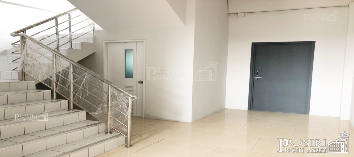 อาคารพาณิชย์ 8 ห้อง สร้างใหม่สไตล์โมเดิร์น 3.5 ชั้น ดาดฟ้า พื้นที่ใช้สอย 260 ตร.ม. พร้อมเข้าอยู่ได้ทันที