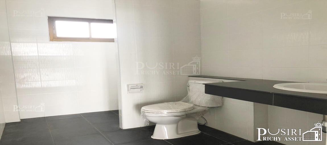 อาคารพาณิชย์ 8 ห้อง สร้างใหม่สไตล์โมเดิร์น 3.5 ชั้น ดาดฟ้า พื้นที่ใช้สอย 260 ตร.ม. พร้อมเข้าอยู่ได้ทันที