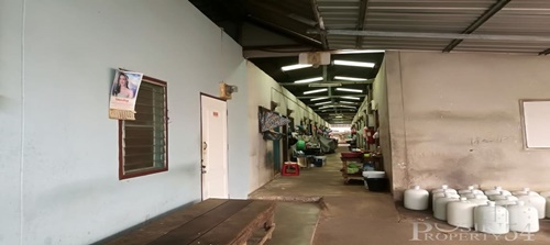 โรงงานตั้งอยู่บนเนื้อที่ ขนาด 5 ไร่ หันหน้าทางทิศตะวันออก ประตูด้านหน้ากว้าง 7 เมตร สูง 2.5 เมตร สะดวกต่อการขนส่งสินค้าเข้าออก ตัวโรงงานแบ่งออกเป็น 3 หลัง