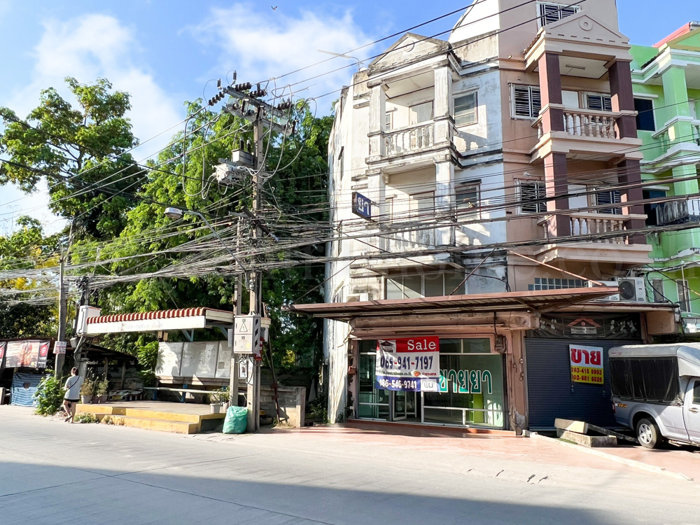  อาคารพาณิชย์ ซอย ท่าอิฐ ติดถนน หลังมุม ใกล้ตลาดนัดสามแยกซอยท่าอิฐ