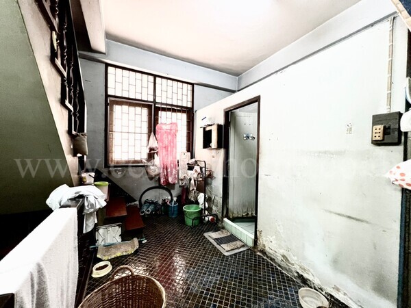  อาคารพาณิชย์  ถนน เทอดไท 49 ( วัดนาคปรก )