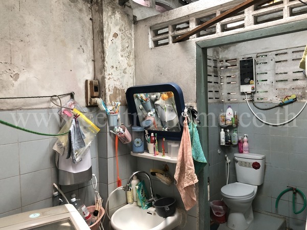 อาคารพาณิชย์ 2 คูหา ใกล้ โบ๊เบ๊ ถนน กรุงเกษม