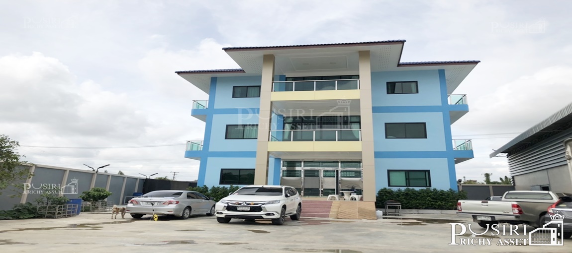 โรงงานพลาสติกเกือบ 5 ไร่ ใหม่ ตัวโรงงานใหญ่ 6,300 ตร.ม. รับโหลด 5 ตัน ติดถนน 2 ด้าน พร้อมใบ รง.4 + หม้อแปลง 500 KVA และบ้านพักคนงาน ใกล้ ถ.เศรษฐกิจ-พระราม 2