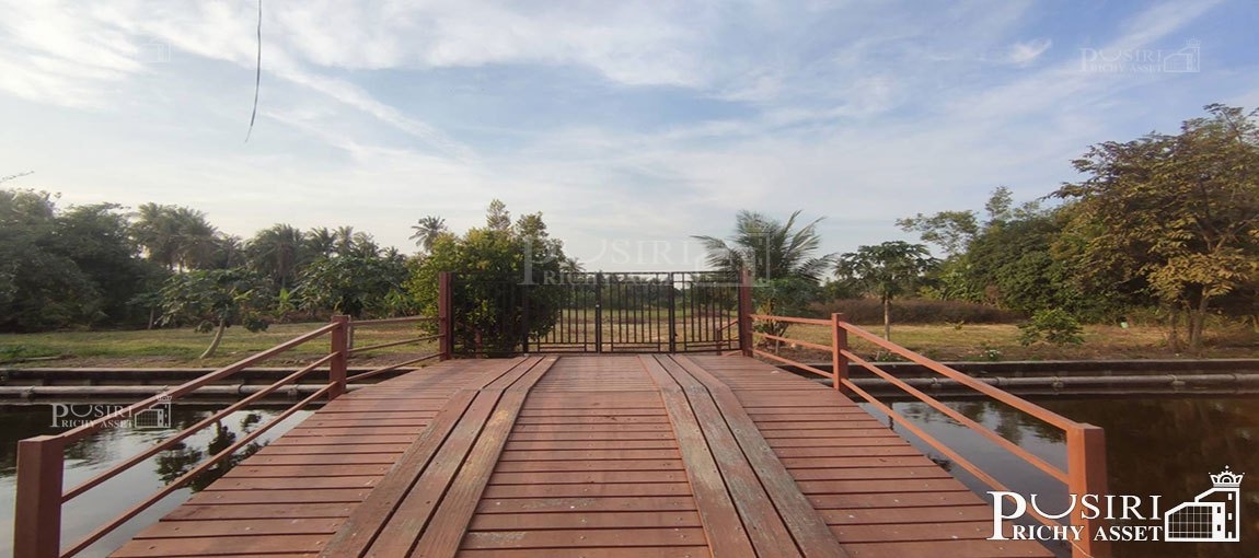 ที่ 10 ไร่เศษ ใกล้ ถ. ตัดใหม่พรานนก - สาย 4 ร่มรื่น ด้านหน้าติดคลองกว้างๆรับลมตลอดปี รถยนต์เข้าออกสบาย เพียง 1.7 กม. ถ. สาย 4 