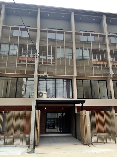 ทาวน์โฮม ! ให้เช่า 3.5 ชั้น ใกล้ ISB International School (เฮ้าส์ นิช แจ้งวัฒนะ –สามัคคี)