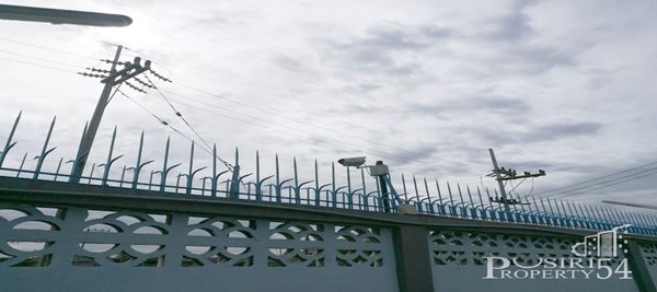 โรงงานตั้งอยู่บนเนื้อที่ 5 ไร่ หันหน้าทางทิศตะวันออก ประตูด้านหน้ากว้าง 7 เมตร สูง 2.5 เมตร ตัวโรงงานแบ่งออกเป็น 3 หลัง