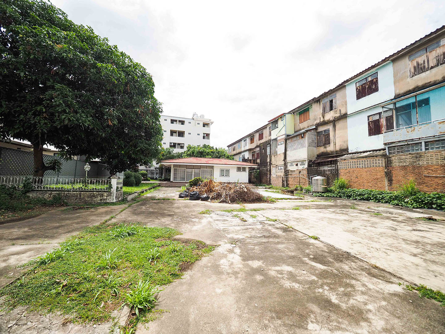 ที่ดินพร้อม สิ่งปลูกสร้าง ติดถนน ประชาราษฎร์ สาย 1 