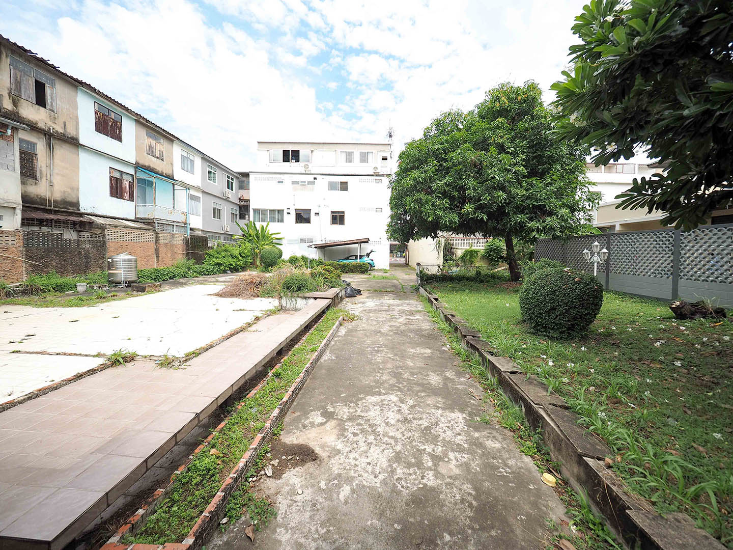 ที่ดินพร้อม สิ่งปลูกสร้าง ติดถนน ประชาราษฎร์ สาย 1 