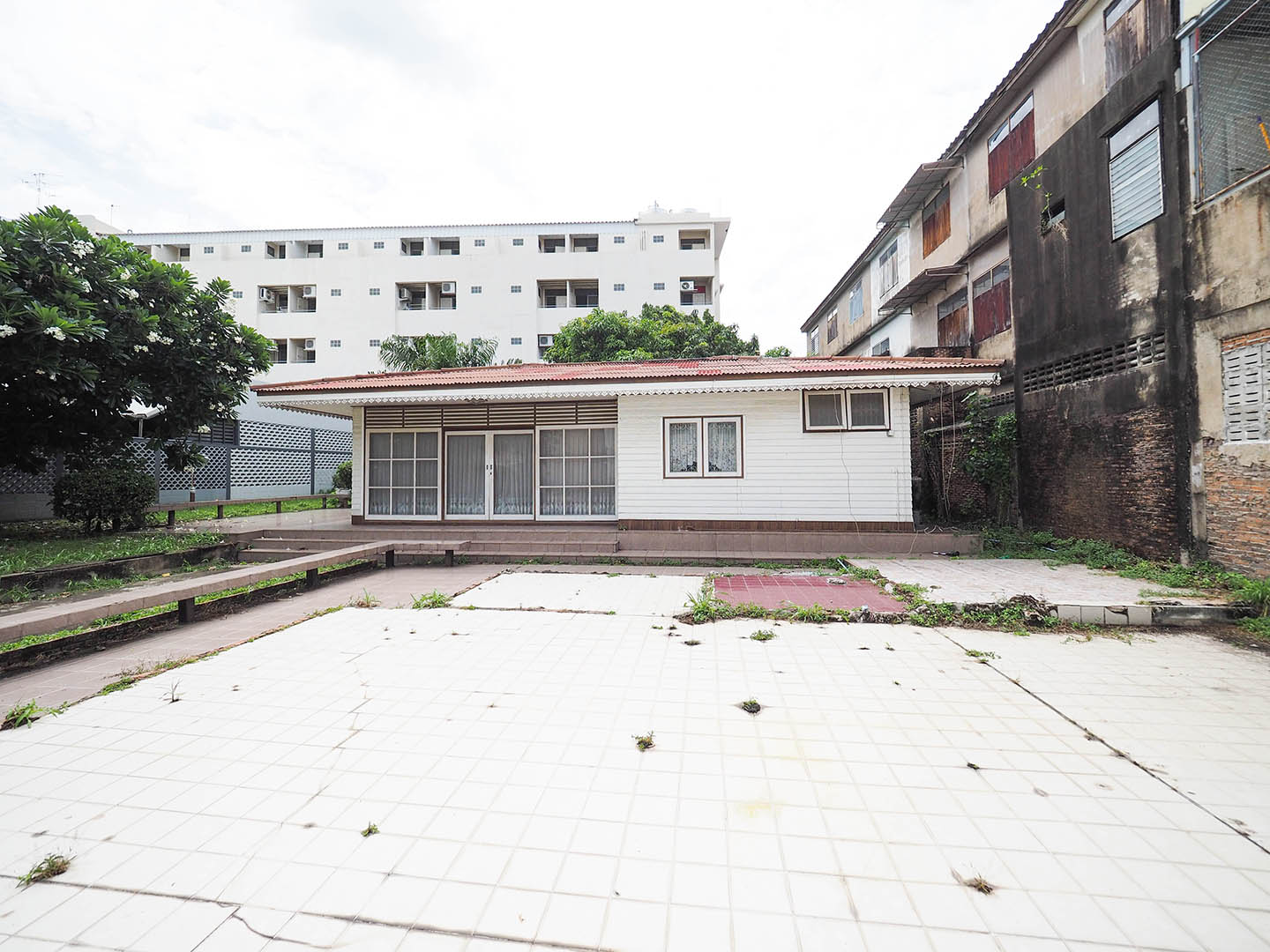 ที่ดินพร้อม สิ่งปลูกสร้าง ติดถนน ประชาราษฎร์ สาย 1 