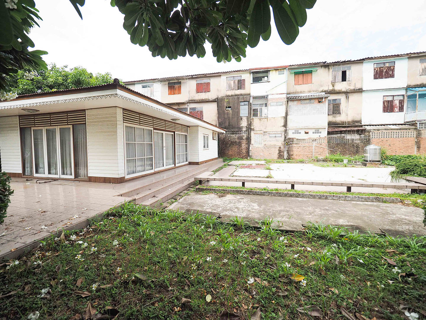 ที่ดินพร้อม สิ่งปลูกสร้าง ติดถนน ประชาราษฎร์ สาย 1 