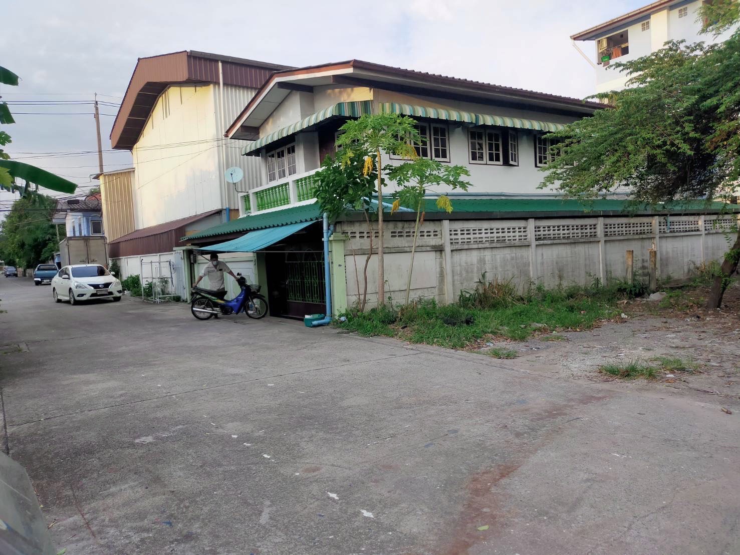 ขายที่ดิน 99 ตรว.ใกล้แยกสวนสมเด็จฯ  ปากเกร็ด นนทบุรี พร้อมมิเตอร์น้ำ ไฟ ทะเบียนบ้าน
