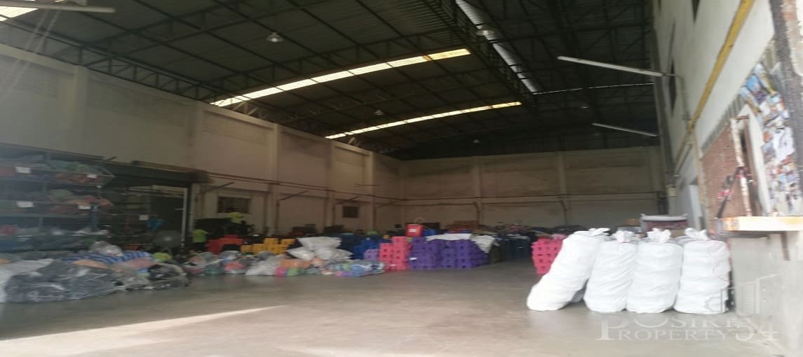  โรงงานตั้งอยู่บนเนื้อที่ขนาด 5 ไร่ หันหน้าทางทิศตะวันออก ประตูด้านหน้ากว้าง 7 เมตร สูง 2.5 เมตร สะดวกต่อการขนส่งสินค้าเข้าออก ตัวโรงงานแบ่งออกเป็น 3 หลัง