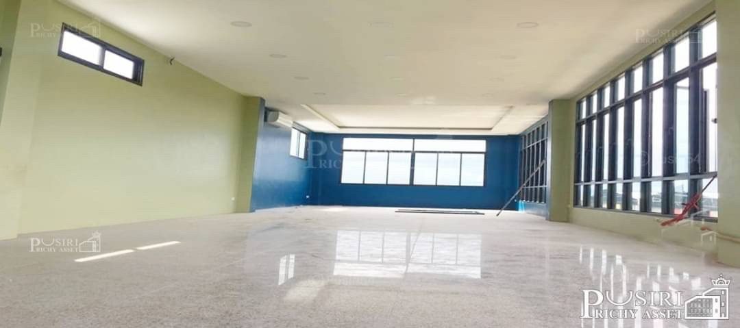 ขายโรงงานแสนสวย สไตล์โมเดิร์น 1 ไร่ เงียบสงบ อยู่หลังสุดท้าย บรรยากาศดี ด้านข้างติดคลองพร้อมเขื่อนและรั้วคอนกรีต เดินทางสะดวกใกล้ทั้ง ถ.เศรษฐกิจ และ สายใยรัก - KK3241S