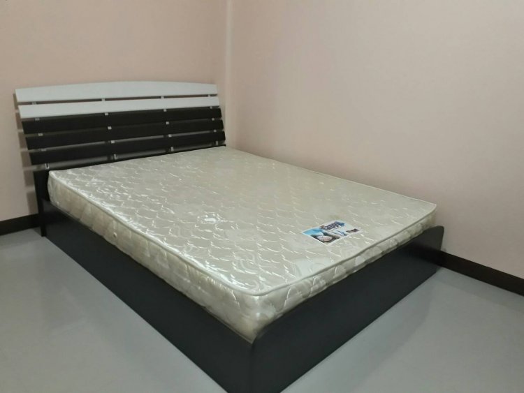 ห้องว่าให้เช่า ห้องแอร์พร้อมเฟอร์ 3,700 บาท/เดือน โทร 061-8791459