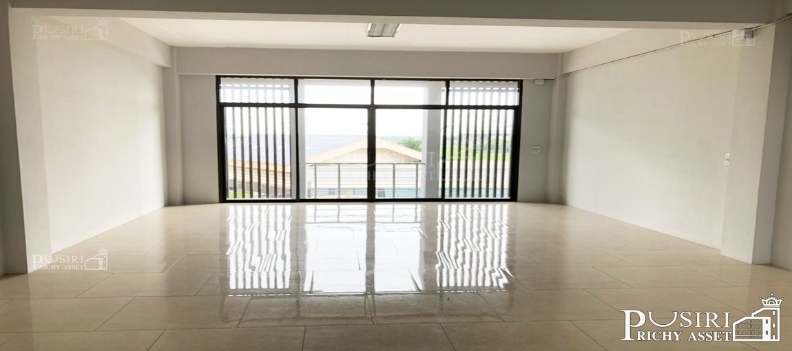 ขายอาคารพาณิชย์ 8 ห้อง สร้างใหม่ สไตล์โมเดิร์น 3.5 ชั้น+ดาดฟ้า พื้นที่ใช้สอย 260 ตร.ม. พร้อมเข้าอยู่ได้ทันที ทำลดี ติดถนน สายใยรัก ใกล้ตลาดกระทุ่มแบน เพียง 1.5 กม.-KK4100S