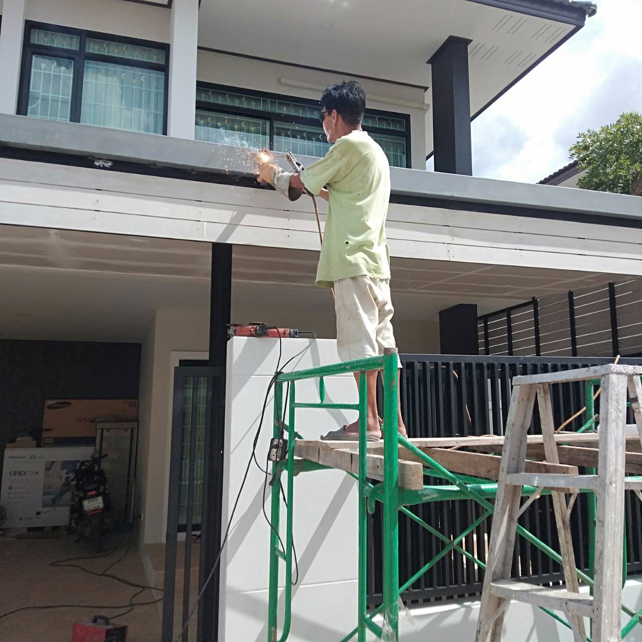 รับต่อเติมบ้านและงานอื่นๆ กันสาดหน้าบ้าน โรงจอดรถ ห้องน้ำ ห้องครัว เดินไฟ ตามเนื้อหาด้านล่าง งานเล็กงานน้อย-งานมาก ไปหมด559.36