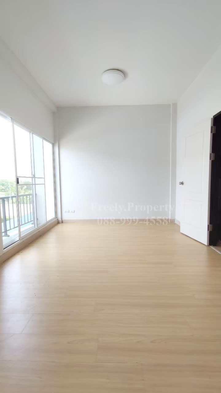 Agent post ขาย ทาวน์โฮมสภาพใหม่เจ้าของไม่เคยอยู่ บ้านต้นโครงการ ติดถนนเมน 16 เมตร.