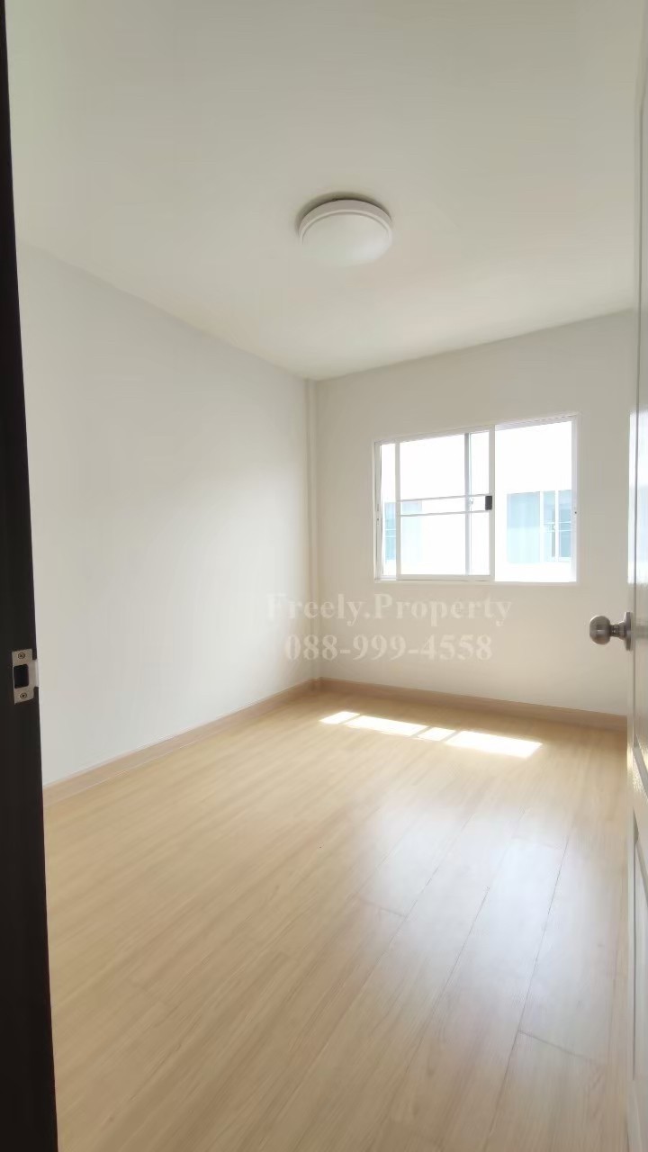 Agent post ขาย ทาวน์โฮมสภาพใหม่เจ้าของไม่เคยอยู่ บ้านต้นโครงการ ติดถนนเมน 16 เมตร.