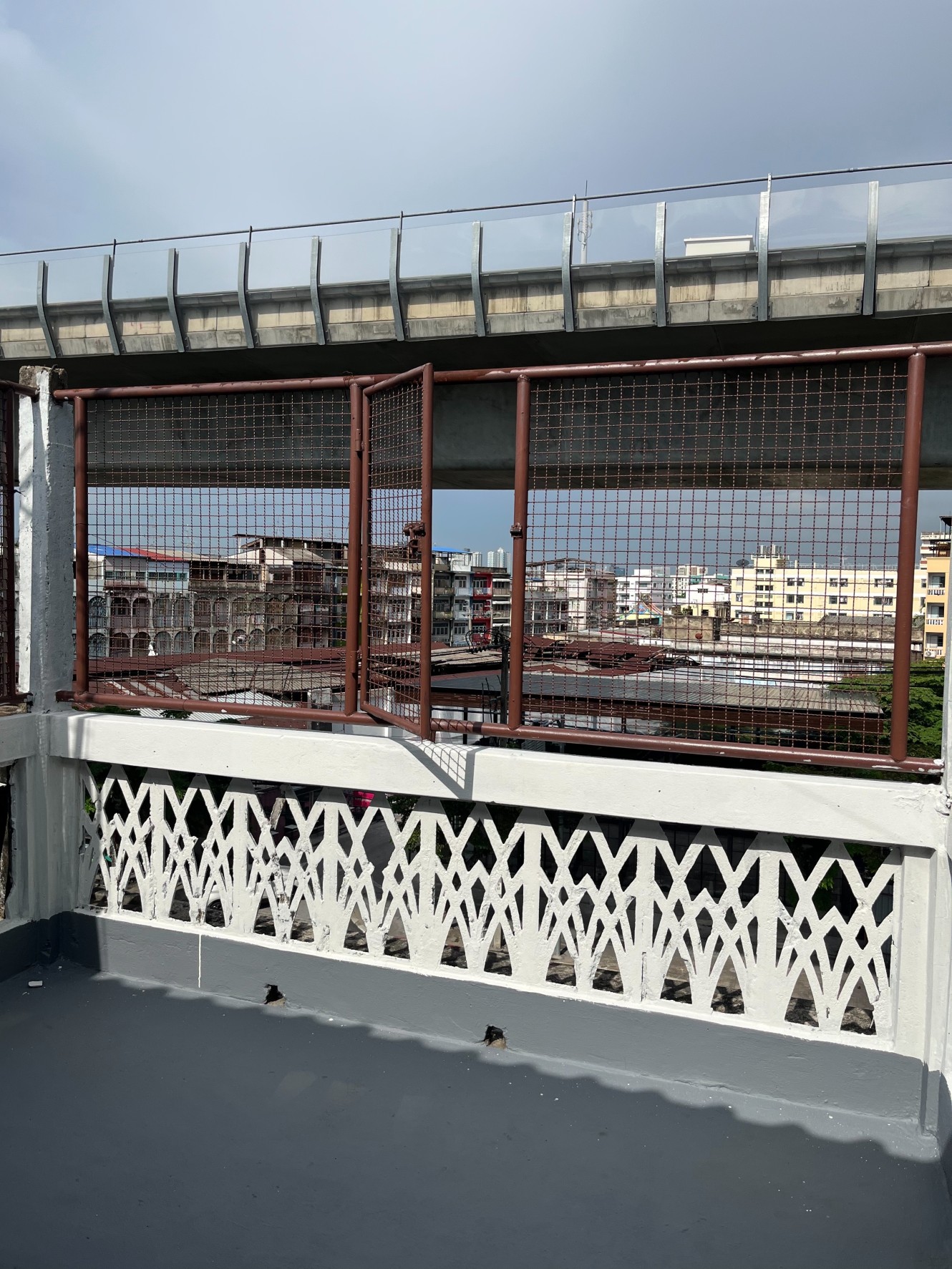 เซ้งหรือให้เช่า อาคารพาณิชย์ 3 ชั้น + ดาดฟ้า รีโนเวทใหม่สุดในย่านนี้ ถนนจรัญสนิทวงศ์