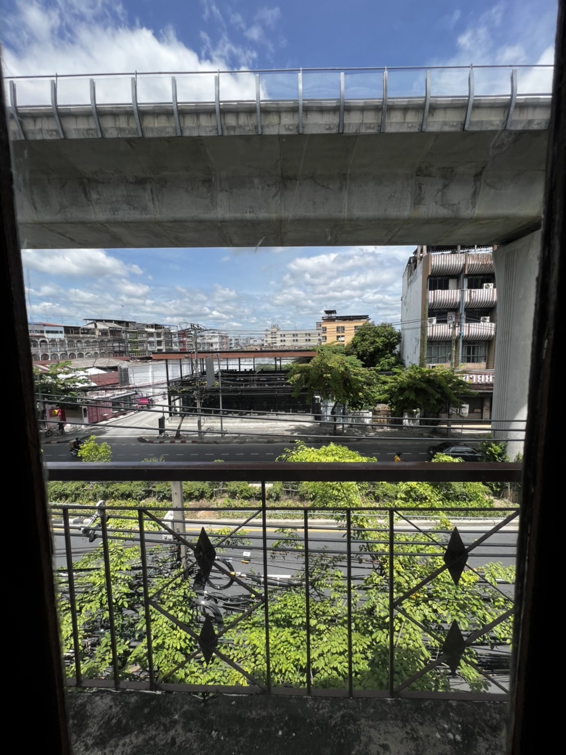 เซ้งหรือให้เช่า อาคารพาณิชย์ 3 ชั้น + ดาดฟ้า รีโนเวทใหม่สุดในย่านนี้ ถนนจรัญสนิทวงศ์