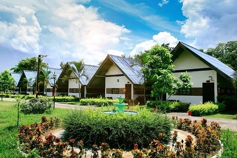 ขายกิจการ โรงแรม,ห้องพักรายวัน/เดือน,รีสอร์ท ,ห้องแถว,บ้าน 2 ชั้นขนาดใหญ่  บนที่ดิน 13 ไร่ 318 ตารางวา  อยู่ติดถนนพหลโยธิน อ.เมือง จ.เชียงราย 