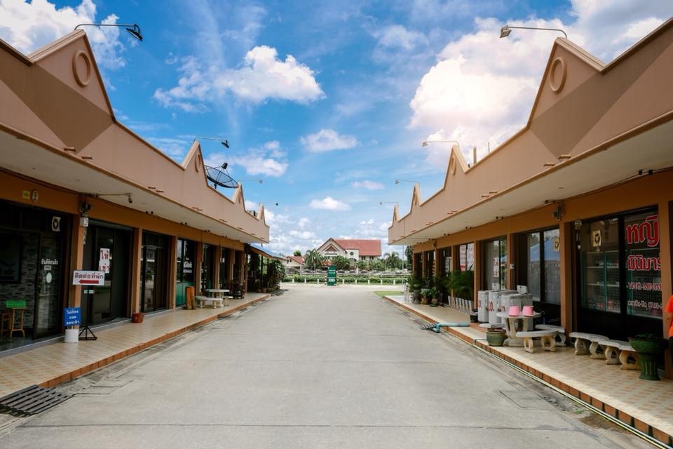 ขายกิจการ โรงแรม,ห้องพักรายวัน/เดือน,รีสอร์ท ,ห้องแถว,บ้าน 2 ชั้นขนาดใหญ่  บนที่ดิน 13 ไร่ 318 ตารางวา  อยู่ติดถนนพหลโยธิน อ.เมือง จ.เชียงราย 